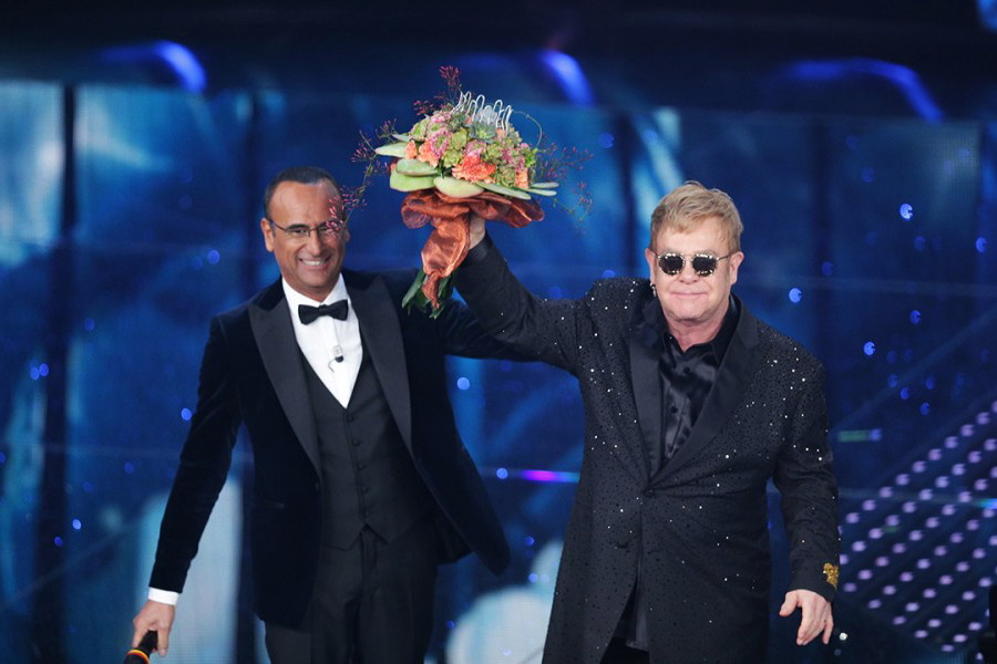 Carlo Conti con Elton John a Sanremo 2016